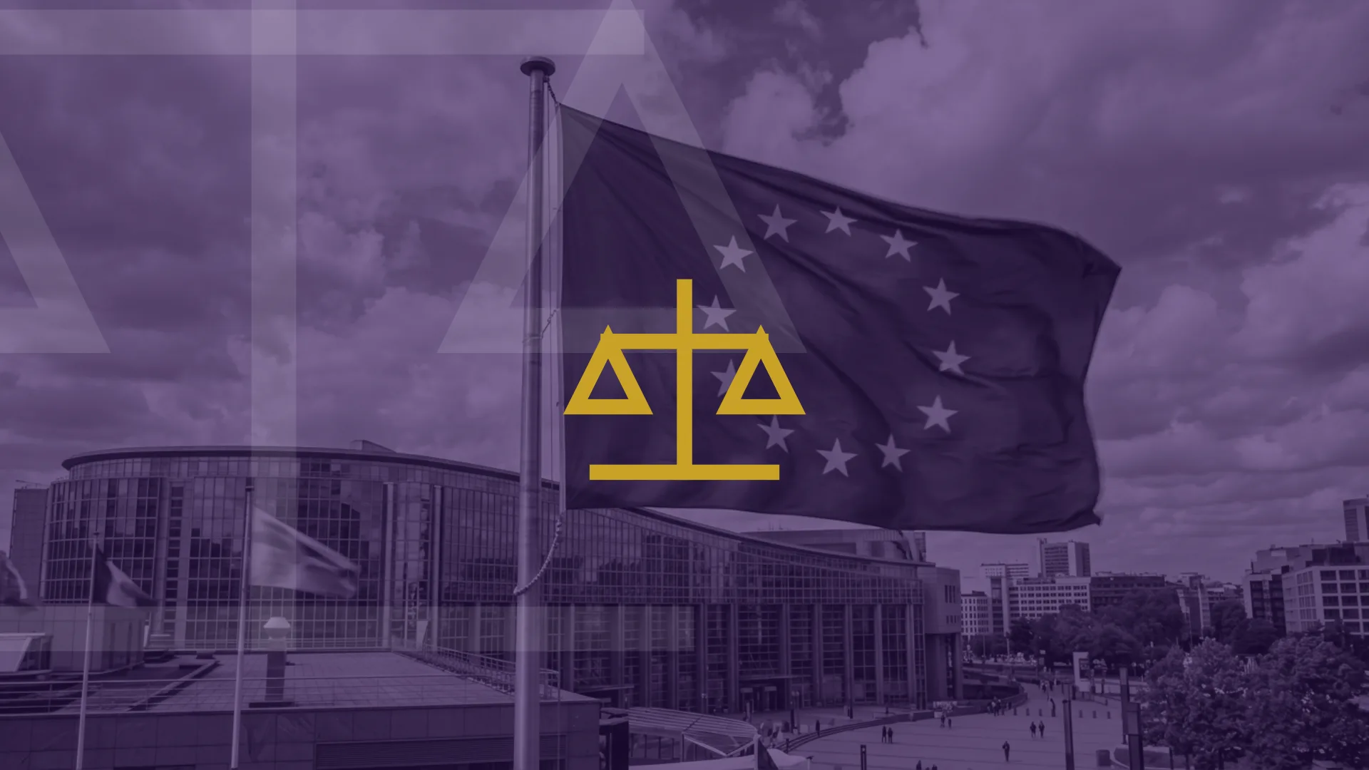 Wehende Europaflagge vor einem Verwaltungsgebäude mit einer goldenen Waage als Symbol für Recht – NIS2 und Cloud-Abhängigkeit: Was das Gesetz von Unternehmen verlangt